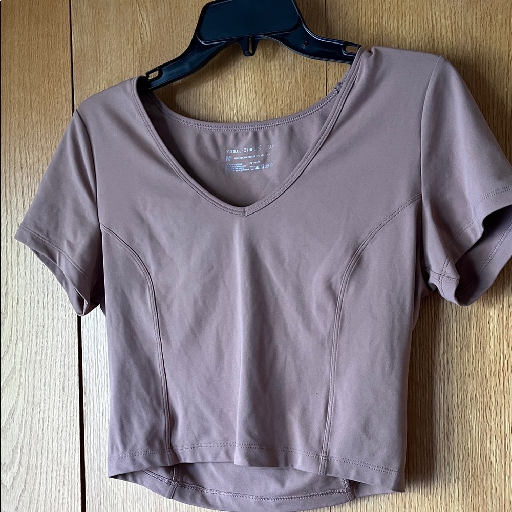Yogalicious Lux tan beige medium Crop V-Neck Short Sleeve Top Shirt Cropped EUC